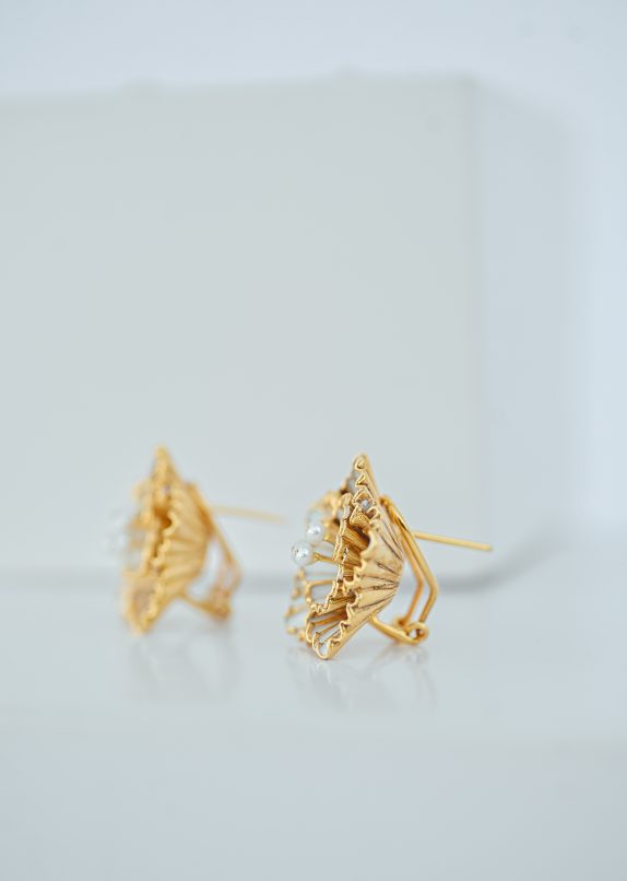 White Hibiscus Earrings - Image 3
